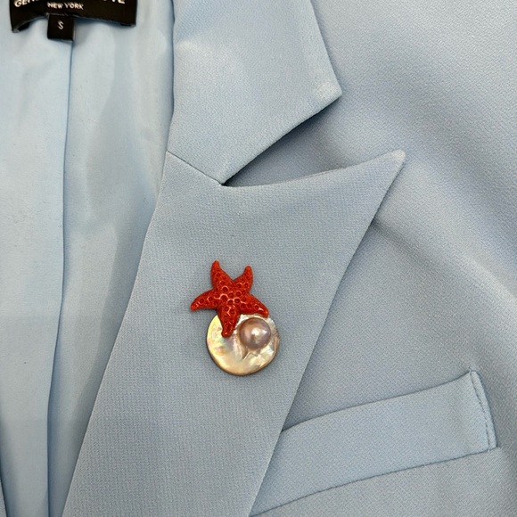 One of a kind magnetic brooch with pearl and coral starfish - Picture 1 of 2